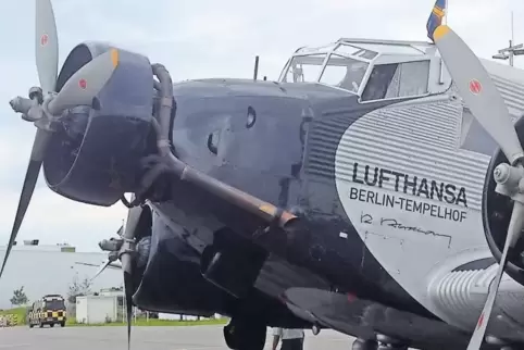 Begegnung der Generationen: Ein kleiner Junge staunt über ein Flugzeug aus früheren Tagen. Die Ju 52 macht Eindruck.