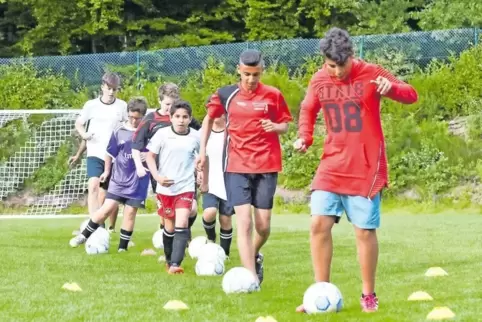 Hoch konzentriert: Bei den D-Junioren des FC Erlenbach unter der Leitung von Niklas Höhn (hinten) gehen Kinder verschiedener Nat