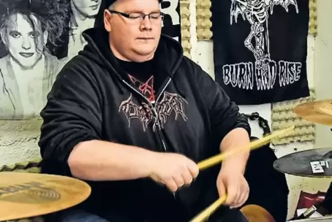 Trommeln für die Partei – und fürs persönliche Vergnügen: David Schwarzendahl im Proberaum seiner Band Jaz33.