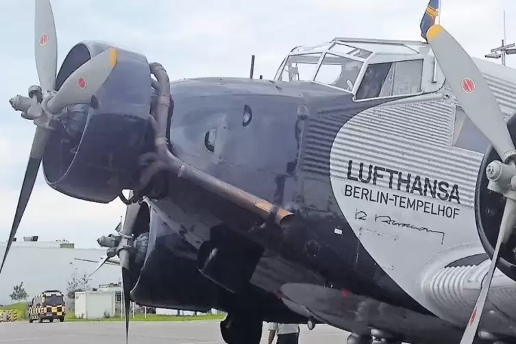 Begegnung der Generationen: Ein kleiner Junge staunt über die Ju 52 der Lufthansa.