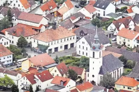 Mitten in Mechtersheim: das Gerätehaus der Feuerwehr mit den vier Toren.