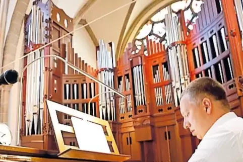 Gereon Krahforst aus Maria Laach an der Steinmeyer-Orgel in der Marienkirche.