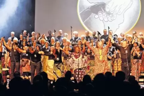 Afrikanische Chormusik präsentiert die saarländische Formation „Ein Licht für Afrika“.