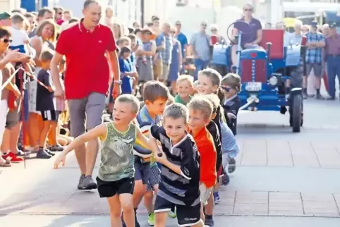 Starker Nachwuchs: Die Bambini der SG Böhl haben in der Kategorie Kindergarten beim Traktorziehen an der Böhler Kerwe gewonnen.