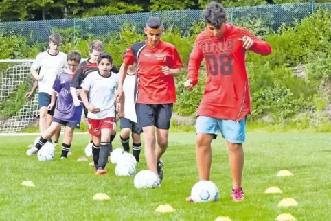 Hoch konzentriert: Bei den D-Junioren des FC Erlenbach unter der Leitung von Niklas Höhn (hinten) gehen Kinder verschiedener Nat