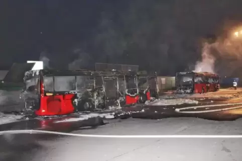 Beide Busse brannten komplett aus. Der Sachschaden wird auf rund 300.000 Euro geschätzt. Brandstiftung wird nicht ausgeschlossen