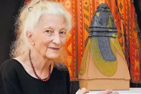 Lange unbeachtet liegen gebliebene Tonasche aus Dänemark sorgt bei Lotte Reimers neuen Werken wie hier der Hochform „Keltenfürst