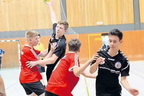 Arm ausgefahren: Dudenhofen (schwarz) testet gegen Ottersheim.