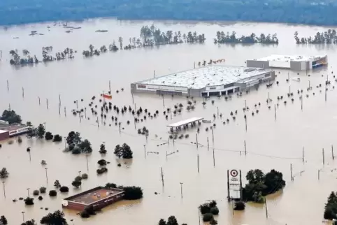 Die Überflutungen in Texas lähmen auch das Wirtschaftsleben. Unser Bild zeigt in Wassermassen versunkene Ladengeschäfte.