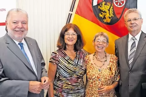 Erika Sulzer-Kleinemeier (Zweite von rechts) mit Kurt Beck, Landrätin Theresia Riedmaier und SGD-Präsident Hans-Jürgen Seimetz.