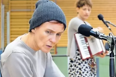 Woyzeck (gespielt von Susanne Schyns) und Marie (Uta Nawrath).