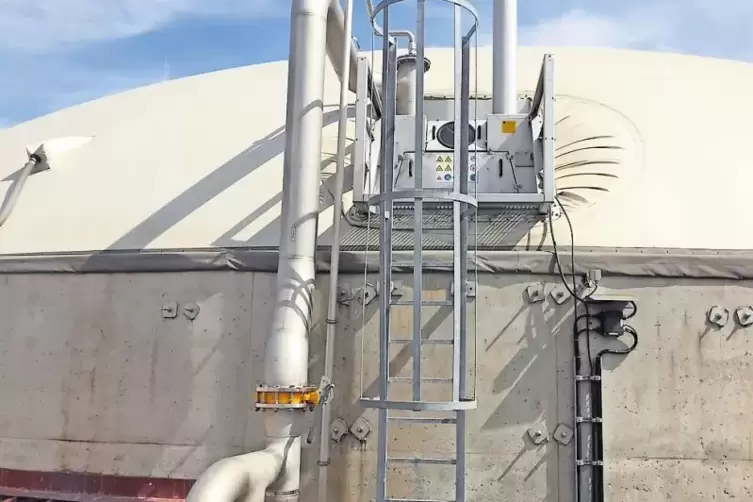 In zwei Beh&auml;ltern dieser Art wird in der Westheimer Anlage unten der als G&auml;rr&uuml;ckstand entstandene Fl&uuml;ssigd&uuml;nger, oben Gas gesamm