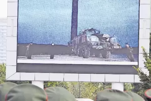 Auf dem Platz vor dem Hauptbahnhof in Pjöngjang wird ein Raketentest übertragen.