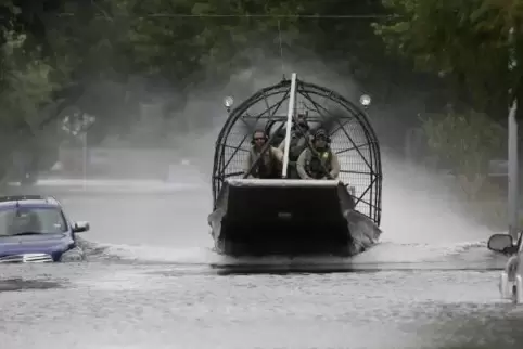 Wegen der Regenfluten werden in Texas immer mehr Chemieanlagen und Erdölraffinerien stillgelegt. Unser Bild zeigt ein Boot der U