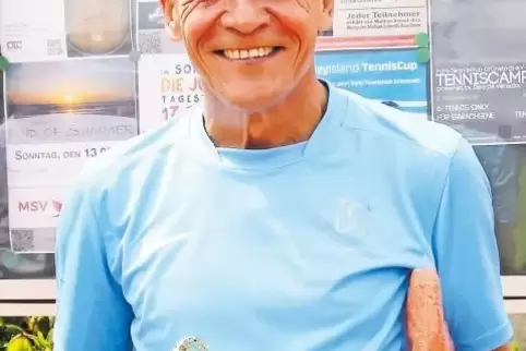 Stolz wie Oskar: Werner Meyer mit Pokal und Urkunde nach erneut gewonnener Pfalzmeisterschaft.