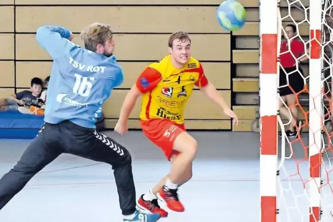 Hat sich, so sein Trainer, »enorm weiterentwickelt«: TSR-Spieler Hendrik Matheis (rechts), der den Flug des Balls nach seinem Wu