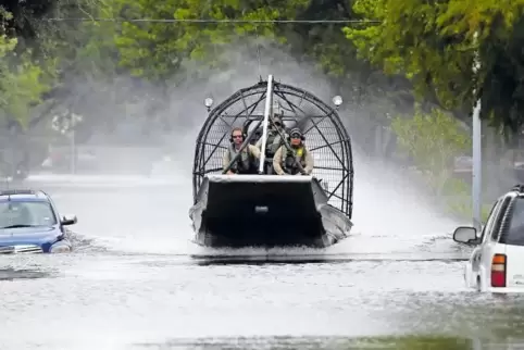 Wegen der Regenfluten werden in Texas immer mehr Chemieanlagen und Erdölraffinerien stillgelegt. Unser Bild zeigt ein Boot der U