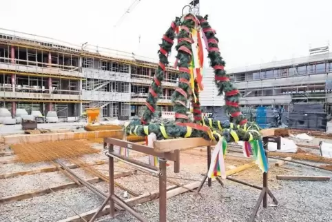 Drei Monate nach der Grundsteinlegung hatte die Peter Gross Bau gestern mit einem Richtfest die Ausbauphase des Bauprojekts „Eur