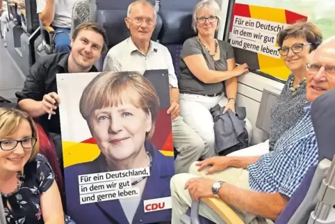 Das KPV-Häuflein auf Merkel-Fahrt, von rechts Emil Weschler, Erika Fleck, Regine Horn, Gerhard Fleck, Thorsten Rheude und Sabine
