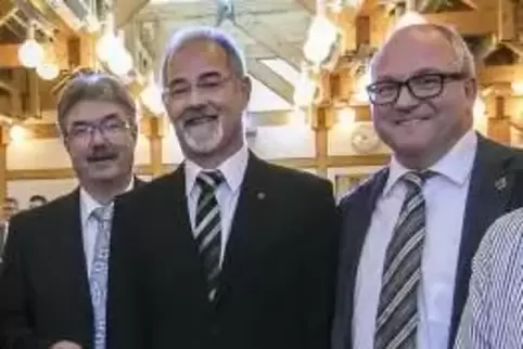 Von links: der neue Bürgermeister Christian Gauf, sein Vorgänger Rolf Franzen und der Zweibrücker Beigeordnete Henno Pirmann, de