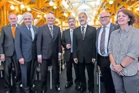 Feierliche Amtsübergabe. Von links: Stadtrat Wolfgang Ohler, Pirmasens’ Oberbürgermeister Bernhard Matheis, Landrat Hans Jörg Du