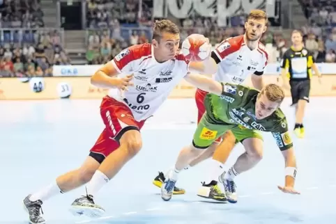 Eulen-Spieler Robin Egelhof überläuft Magdeburgs Linksaußen Lukas Mertens