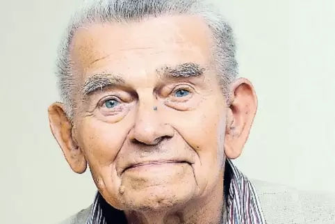 Macht auch mit 90 Jahren noch gerne Spaziergänge: Helmut Wolf aus Schiersfeld.