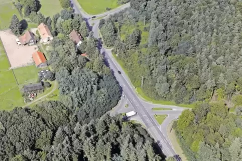 Die gefährliche B9-Kreuzung am Langenberg. Die sogenannte Bienwald-B9 ist sehr stark befahren, sie verbindet die deutsche Autoba