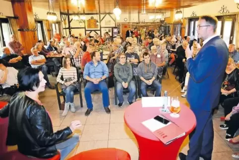 Ziemlich eng wurde es in der Gaststätte Naturheil: Zusätzliche Stühle mussten gebracht werden, damit die rund 100 Gäste alle ein