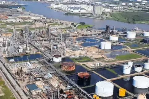 Raffinerie- und Chemie-Anlagen in Ludwigshafens Partnerstadt Pasadena. Dort betreibt auch die BASF einen Standort mit 124 Mitarb