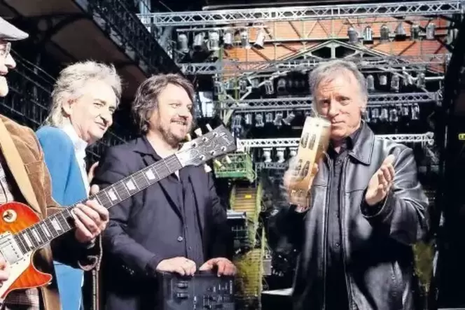 »Angeknipst« auf der Bühne (von links): Alex Conti, Mickie Stickdorn, Jens Skwirblies, Ian Cussick und Holger Trull von Lake.