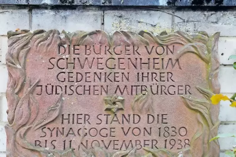 Erinnerung: In Schwegenheim erinnert eine Gedenktafel an die Synagoge, die es fr&uuml;her im Ort gab.
