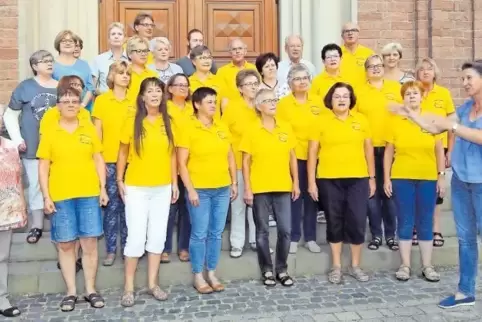 Haben sich um Chorgesang und Volkslied verdient gemacht: Der Kirchenchor Waldsee und seine Leiterin Christina Riffel (rechts).