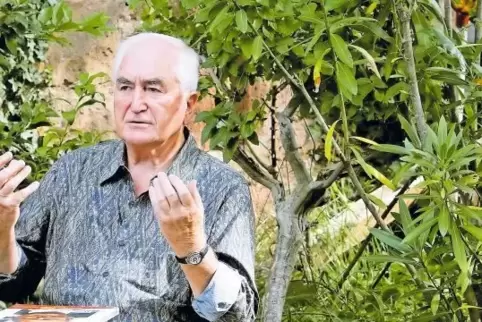 Albrecht Müller, hier beim RHEINPFALZ-Interview in seinem Garten in Pleisweiler, würde sich einen konfrontativeren Wahlkampf wün