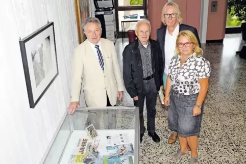 Bernd Fey, Fritz Güllich, Stefan Veth und Manuela Winkelmann (von links) an der Erinnerungsstätte im Rathaus.