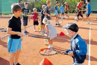 Nicht den Ball verlieren: Beim Tennis-Camp des TCK in den Sommerferien war einiges los. Rund 30 Kinder und Jugendliche feilten a