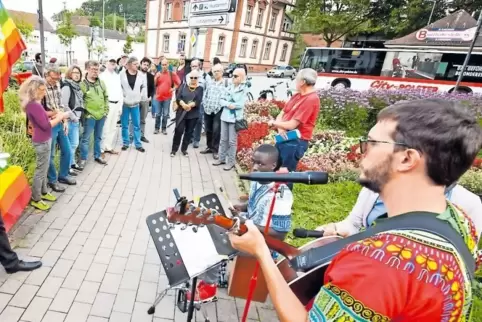 Mit Musik und bunten Fahnen gegen Krieg und Populismus: Kundgebung auf dem Philipp-Mees-Platz zum gestrigen Antikriegstag.