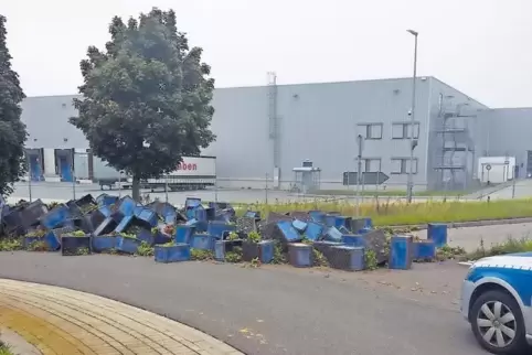 Schön der Kreisel-Kreisbahn folgend, hatten sich die Radieschen, die vom Anhänger rutschten, auf der Fahrbahn verteilt.