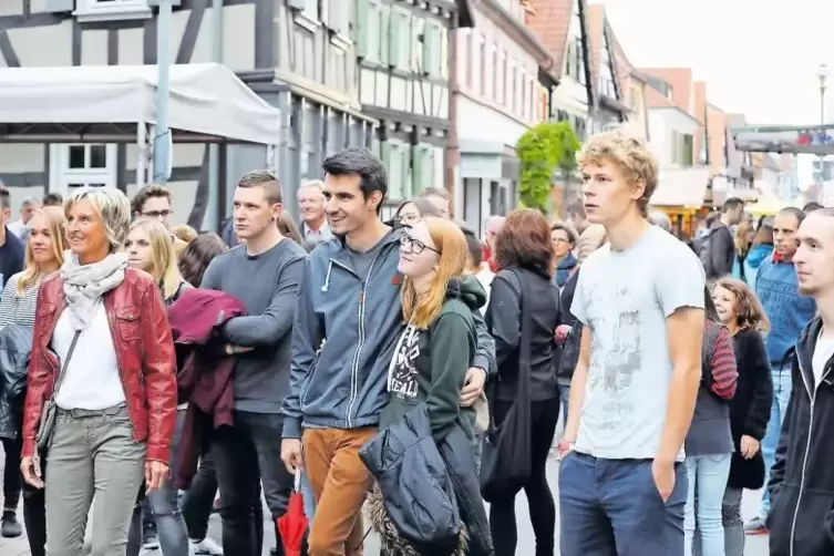 Stimmung vor einer der zahlreichen Musik-B&uuml;hnen.