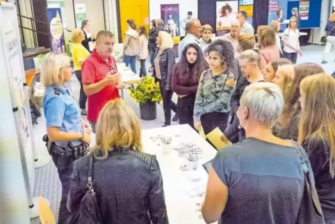Großes Interesse: Hunderte Schüler informierten sich bei der Berufsmesse an der Integrierten Gesamtschule in Schönenberg-Kübelbe