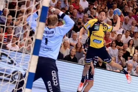 Patrick Groetzki gegen Torhüter Mattias Andersson. Foto: 