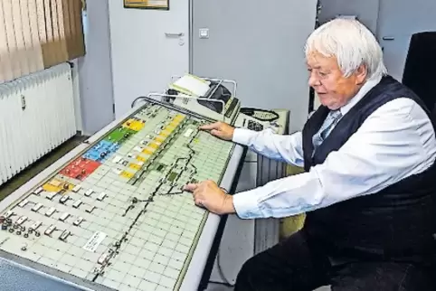 Kurt Blinn an seinem Pult. Er verlässt als letzter von einst 150 Mitarbeitern den Bahnhof Zweibrücken.