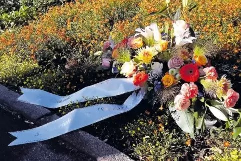 Nur noch auf einem Foto dokumentiert ist der Blumenschmuck, den der Schülerjahrgang niedergelegt hat.