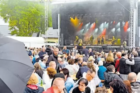 Schwieriger Samstagabend: Es war kühl, und vor dem ersten Konzert tobte ein Unwetter über dem Festplatz in der Anilinstraße. Tro