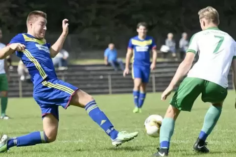 Bobenheim-Roxheims Uwe Klockner (links) ist vor dem Eppsteiner Richard Freundt am Ball. Foto: Bolte