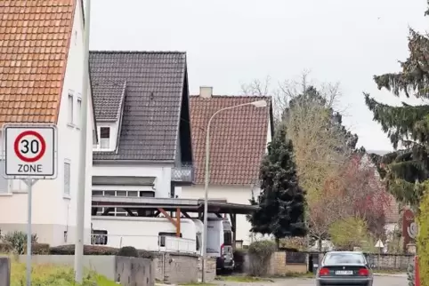 In der Raiffeisenstraße in Mörzheim durfte die Stadt selbst eine Tempo-30-Zone ausweisen. In der Hauptstraße darf sie das bisher