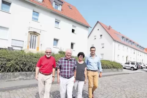 Mit dem Ergebnis der Renovierungsarbeiten in der Goethestraße 3 sind Manfred Heft, Gerhard Mühlhäuser, Birgit Fabian und Bernd W