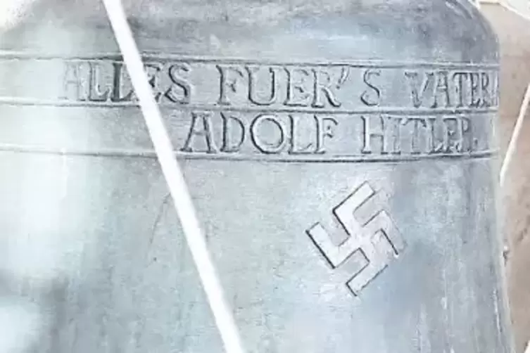 Hängt seit 1934 im Glockenturm der Herxheimer Kirche: die „Hitler-Glocke“.