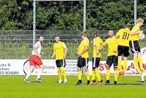 Der Contwiger Tim Hüther (links, Nummer 10) versucht es mit einem Freistoß gegen eine Fünfer-Mauer des SV Ixheim. Zählbares spra