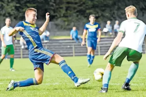 Bobenheim-Roxheims Uwe Klockner (links) ist vor dem Eppsteiner Richard Freundt am Ball.